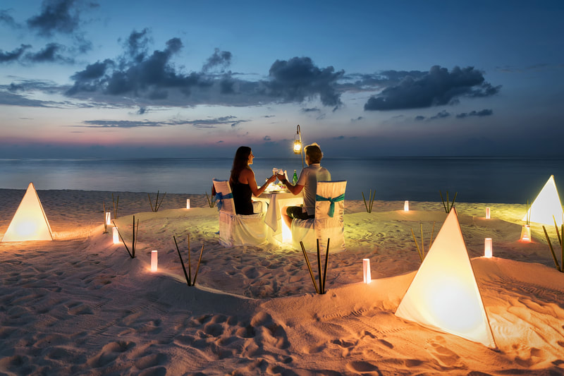 couple dining on beach in Maldives